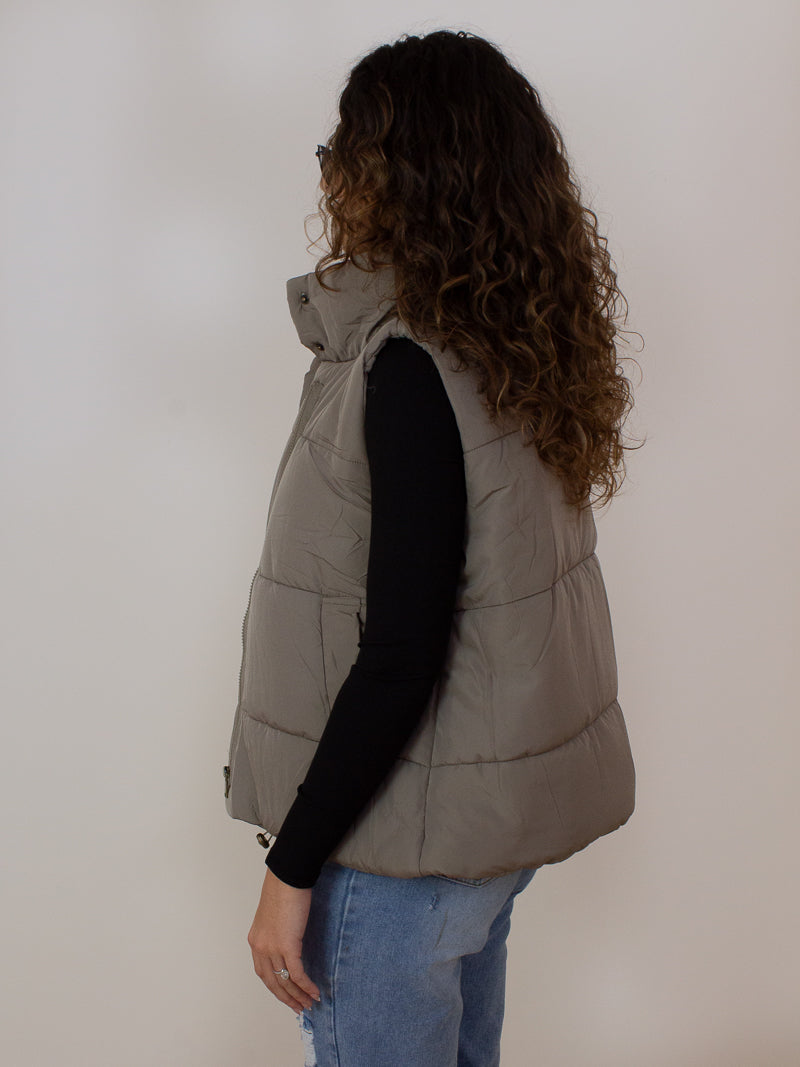 THE PUFFY VEST IN MOCHA