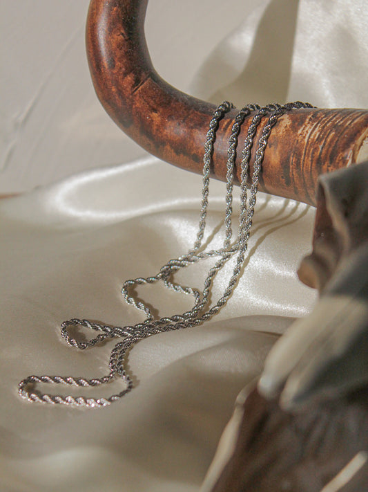 SILVER ROPE CHAIN AESTHETIC