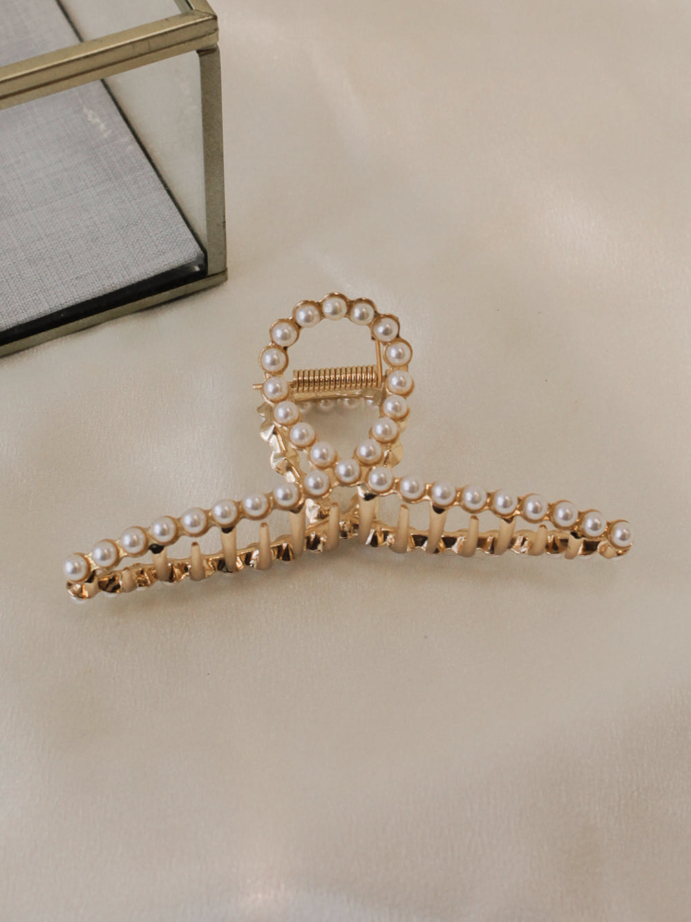 Women's gold claw clip with pearl accents