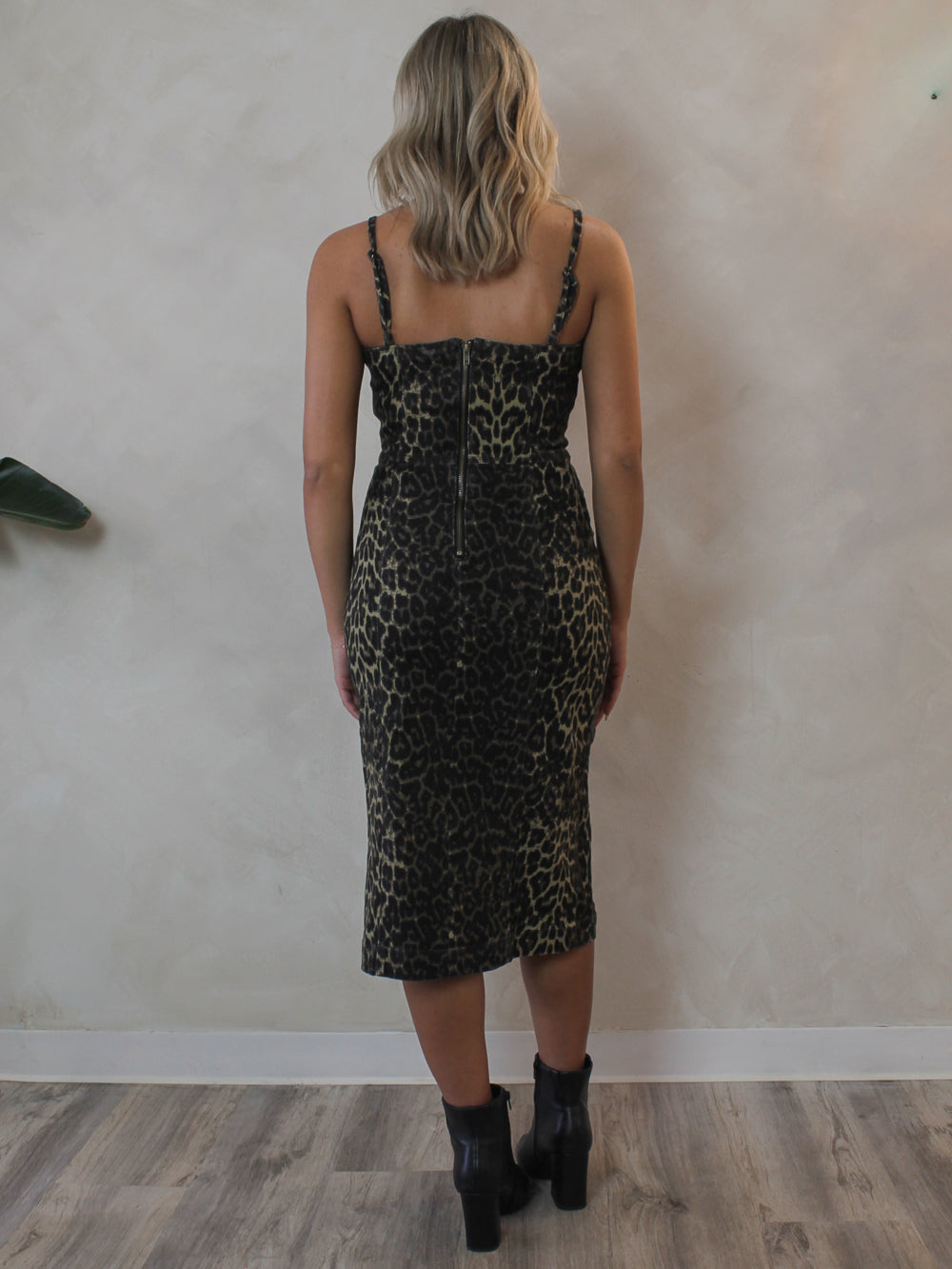 Woman wearing the leopardSteve Madden Giselle Denim Dress