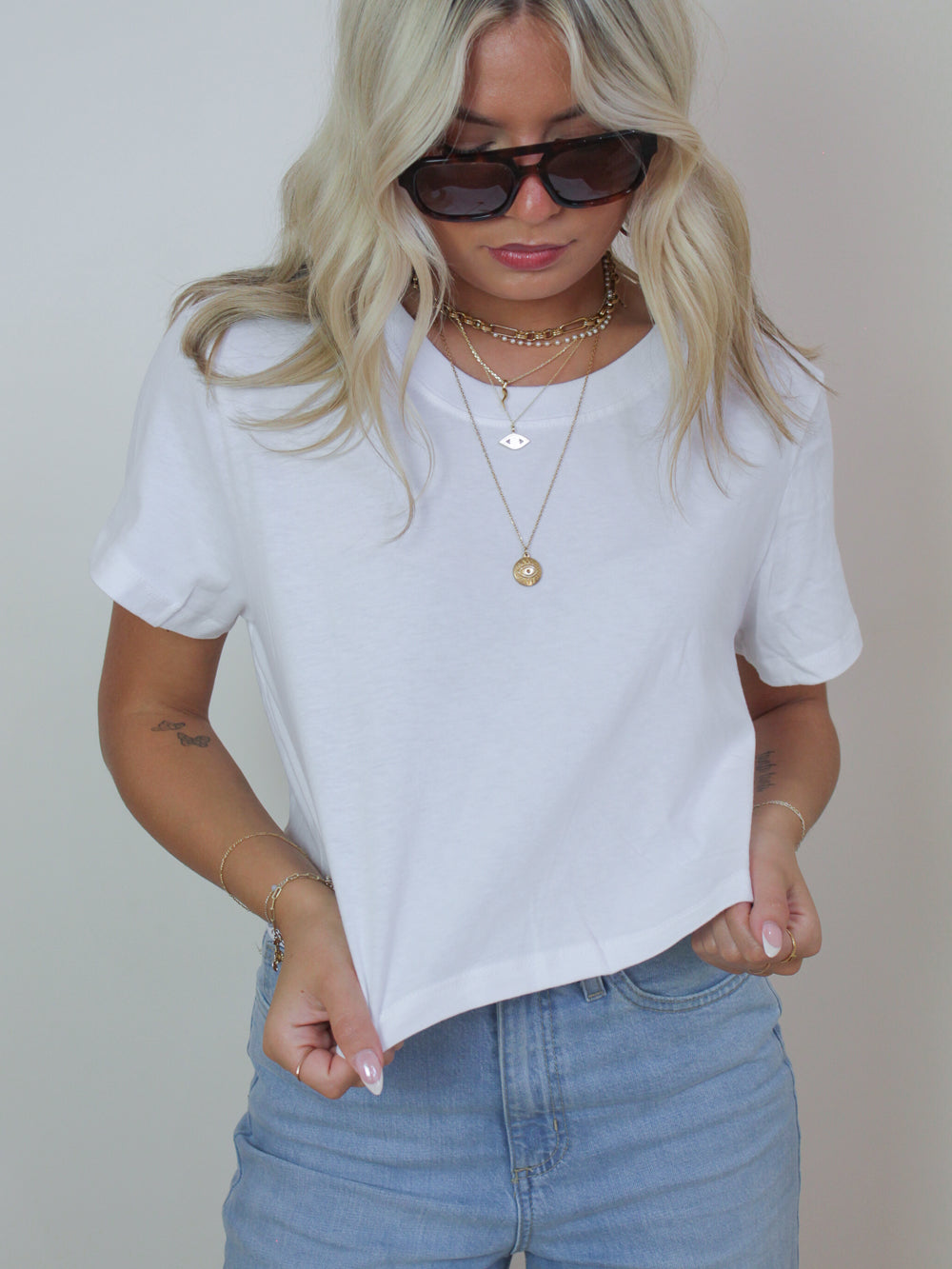GIRL WEARING A BASIC WHITE CROPPED TEE
