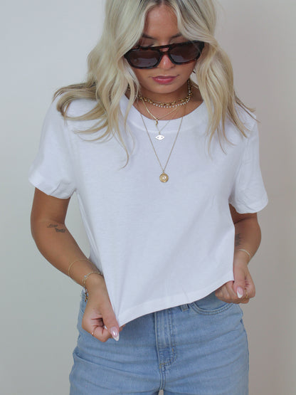 GIRL WEARING A BASIC WHITE CROPPED TEE
