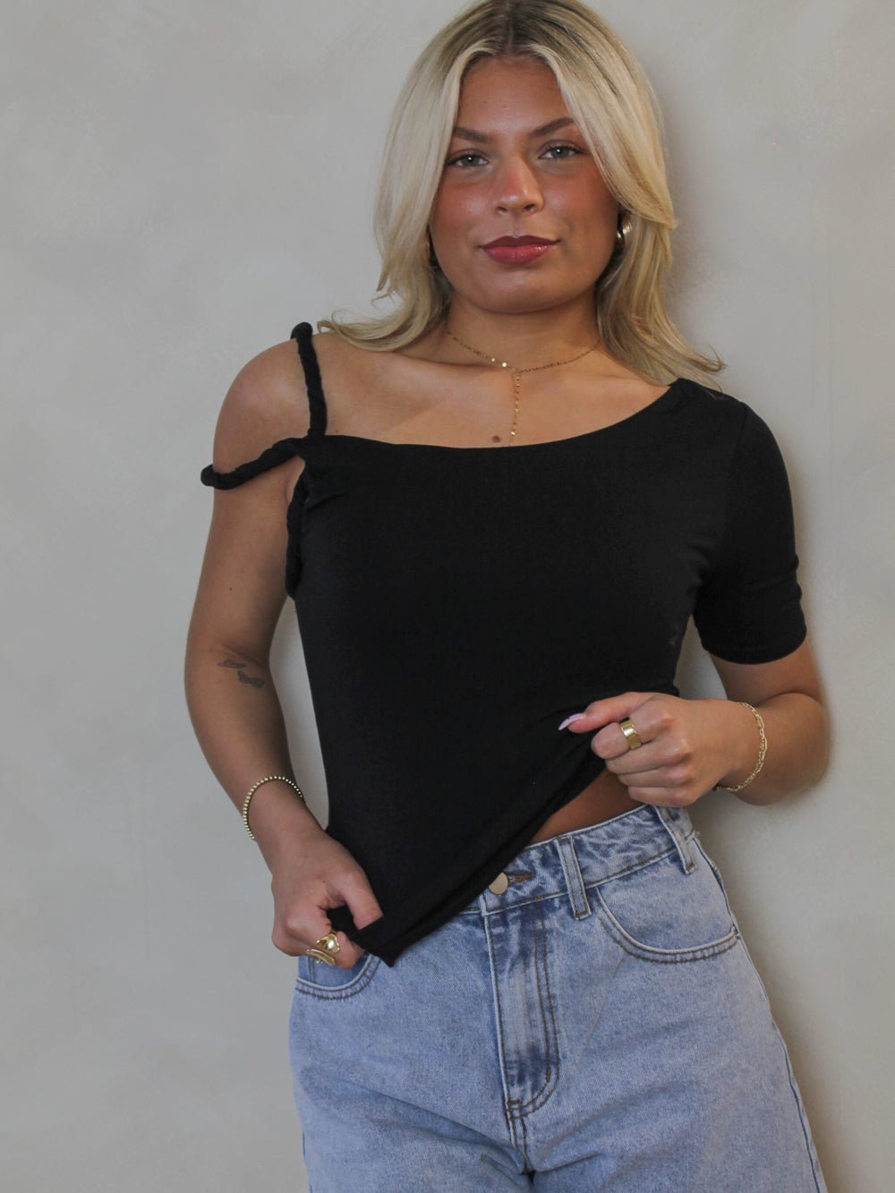 BLACK TEE WITH ASYMMETRIC SLEEVES
