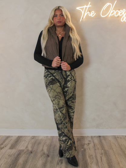 Woman wearing a brown puffer vest outfit, the perfect fall outfit 