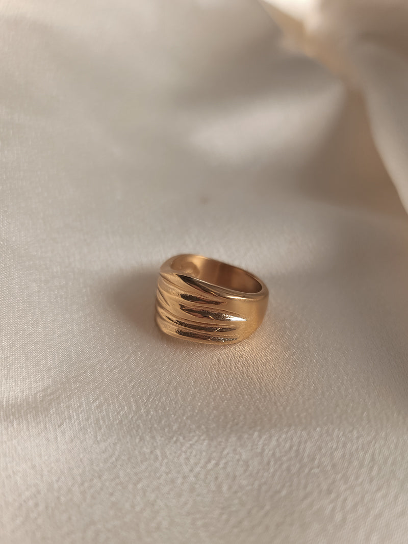 GOLD TEXTURED COCKTAIL RING